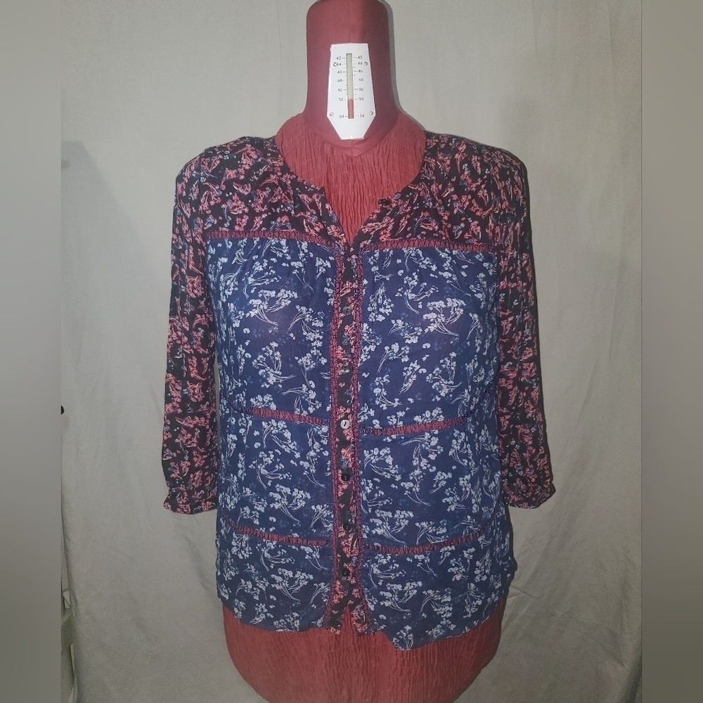 LUCKY Brand Blue and White With Red Flowers 3/4 Sleeves Boho Top.  Size S.